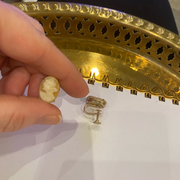 Vintage Cameo Screw Back Earring - Picture 6 of 6